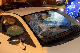 Automobiliste verliest macht over stuur en botst tegen geparkeerde auto