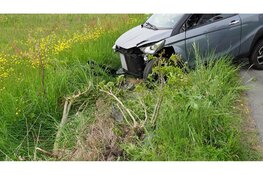 Brommobiel moet uitwijken en ramt zich door hekwerk langs Munnikdijkweg in Wijdewormer