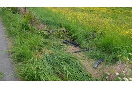 Brommobiel moet uitwijken en ramt zich door hekwerk langs Munnikdijkweg in Wijdewormer