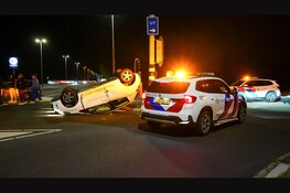 Auto slaat over de kop bij ongeval in Purmerend