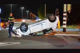 Auto slaat over de kop bij ongeval in Purmerend