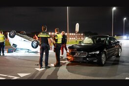 Auto slaat over de kop bij ongeval in Purmerend