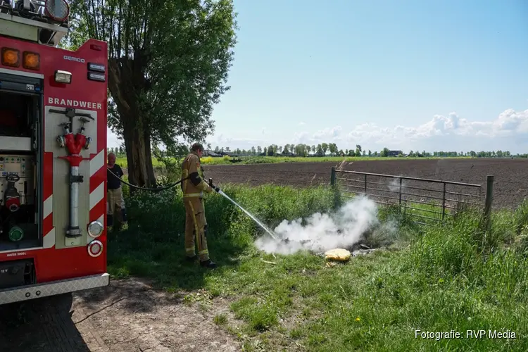 Brandweer rukt uit voor in brand gestoken bouwafval Noordbeemster