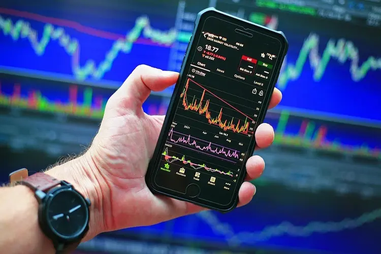 Vastgoed vs. crypto vs. aandelen: wat kiezen Nederlandse beleggers in 2025?