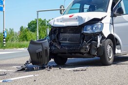 Personenbusje vol kinderen botst hard op pick-up truck