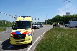 Personenbusje vol kinderen botst hard op pick-up truck