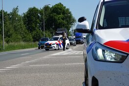 Personenbusje vol kinderen botst hard op pick-up truck