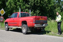 Personenbusje vol kinderen botst hard op pick-up truck