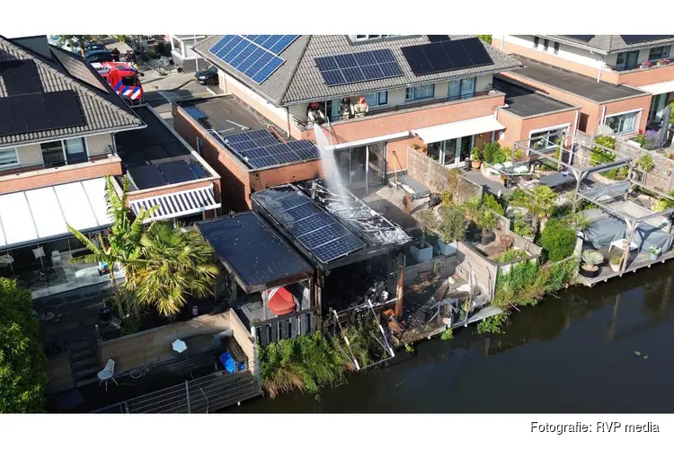Felle brand verwoest schuur in Purmerend
