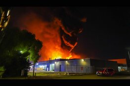 Grote vlammenzee bij brand in voormalig distributiecentrum Middenbeemster