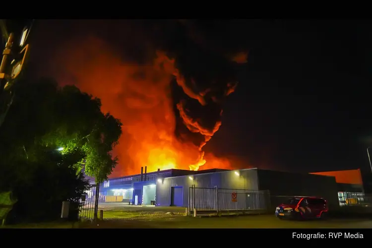 Grote vlammenzee bij brand in voormalig distributiecentrum Middenbeemster