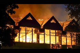 Grote vlammenzee bij brand in voormalig distributiecentrum Middenbeemster