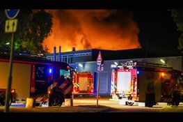 Grote vlammenzee bij brand in voormalig distributiecentrum Middenbeemster