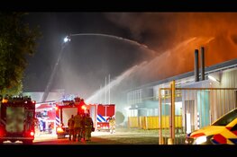 Grote vlammenzee bij brand in voormalig distributiecentrum Middenbeemster
