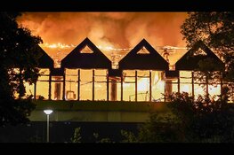 Grote vlammenzee bij brand in voormalig distributiecentrum Middenbeemster