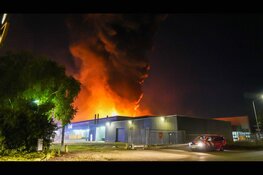 Grote vlammenzee bij brand in voormalig distributiecentrum Middenbeemster