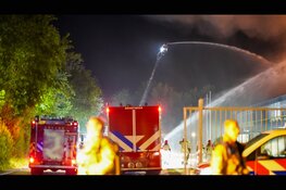 Grote vlammenzee bij brand in voormalig distributiecentrum Middenbeemster