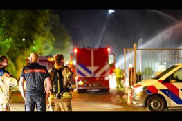 Grote vlammenzee bij brand in voormalig distributiecentrum Middenbeemster