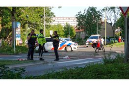 Vrouw op fiets zwaargewond na aanrijding met auto, bestuurder aangehouden