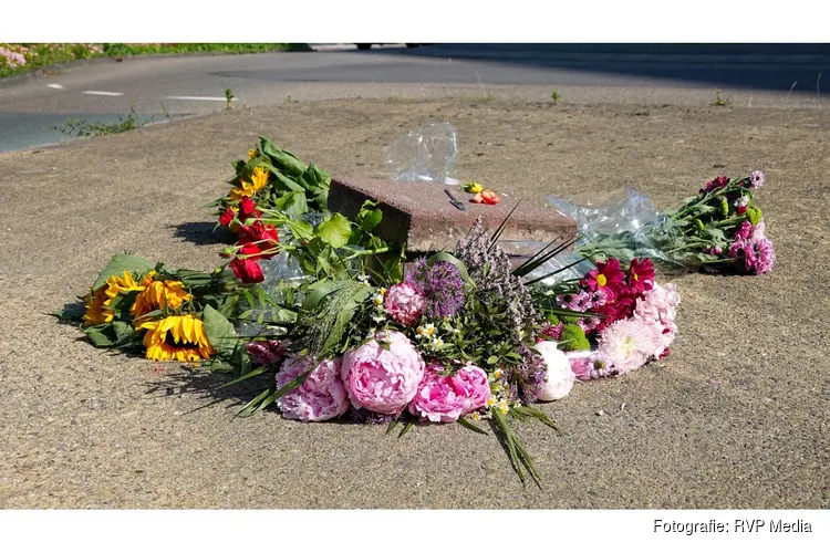 Bloemen voor overleden fietsster in Purmerend