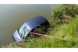 Auto moet uitwijken en belandt in Beemsterringvaart