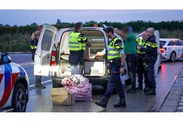 Bestelbus aan de kant gezet met dozen vol drugs, twee personen aangehouden