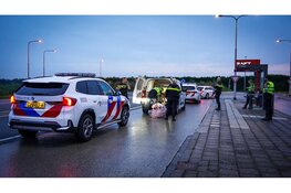 Bestelbus aan de kant gezet met dozen vol drugs, twee personen aangehouden