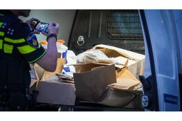 Bestelbus aan de kant gezet met dozen vol drugs, twee personen aangehouden