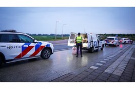 Bestelbus aan de kant gezet met dozen vol drugs, twee personen aangehouden