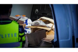 Bestelbus aan de kant gezet met dozen vol drugs, twee personen aangehouden