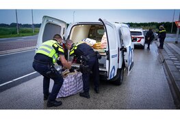 Bestelbus aan de kant gezet met dozen vol drugs, twee personen aangehouden