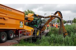 Tractor zakt door brug