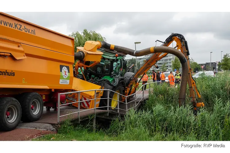 Tractor zakt door brug