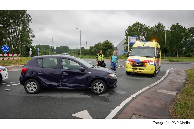 Auto met jong kind erin belandt op zijkant bij botsing op rotonde Purmerend