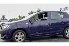 Auto met jong kind erin belandt op zijkant bij botsing op rotonde Purmerend