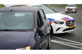 Auto met jong kind erin belandt op zijkant bij botsing op rotonde Purmerend