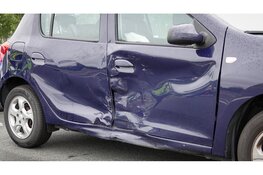 Auto met jong kind erin belandt op zijkant bij botsing op rotonde Purmerend