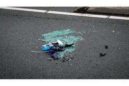 Auto met jong kind erin belandt op zijkant bij botsing op rotonde Purmerend