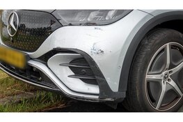 Auto met jong kind erin belandt op zijkant bij botsing op rotonde Purmerend