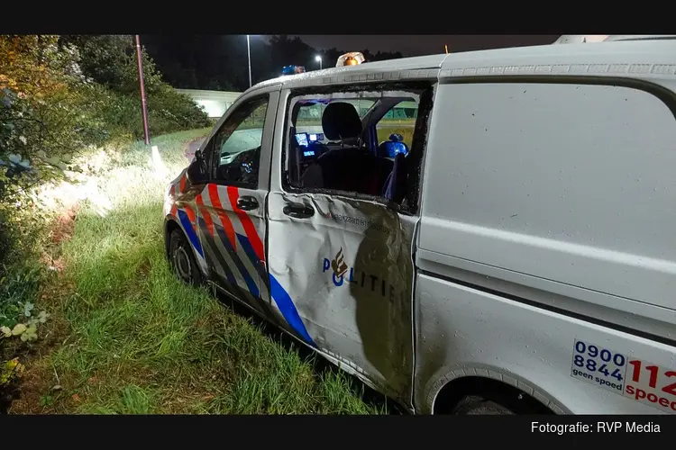 Politiebus crasht op afrit A7