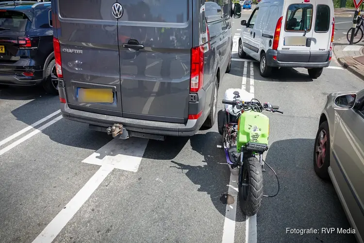 Motorrijder rijdt achterop bestelbus en raakt gewond