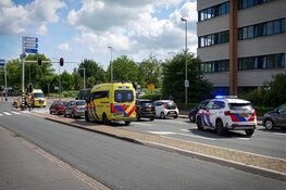 Motorrijder rijdt achterop bestelbus en raakt gewond