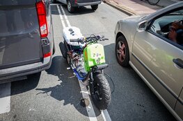 Motorrijder rijdt achterop bestelbus en raakt gewond