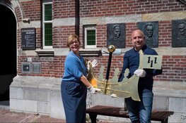 Historische windvaan voormalig stadhuis gerestaureerd en feestelijk overhandigd