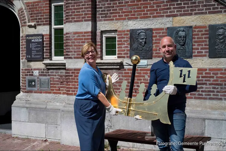Historische windvaan voormalig stadhuis gerestaureerd en feestelijk overhandigd
