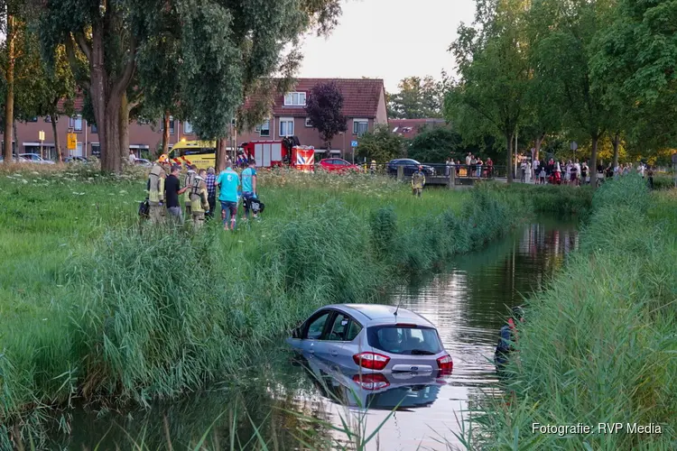Brandweer redt man uit te water geraakte auto in Purmerend
