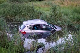 Brandweer redt man uit te water geraakte auto in Purmerend