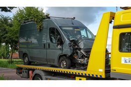 Man botst op boom en wordt aangehouden in Middenbeemster