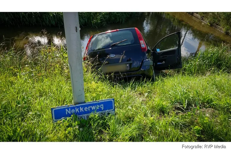 Auto eindigt in sloot na aanrijding op beruchte kruising Noordbeemster