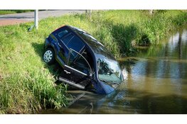 Auto eindigt in sloot na aanrijding op beruchte kruising Noordbeemster
